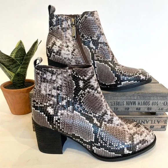 Blondo Elvina Snakeskin Waterproof Chelsea Ankle Boot Size 8 New - Picture 1 of 7